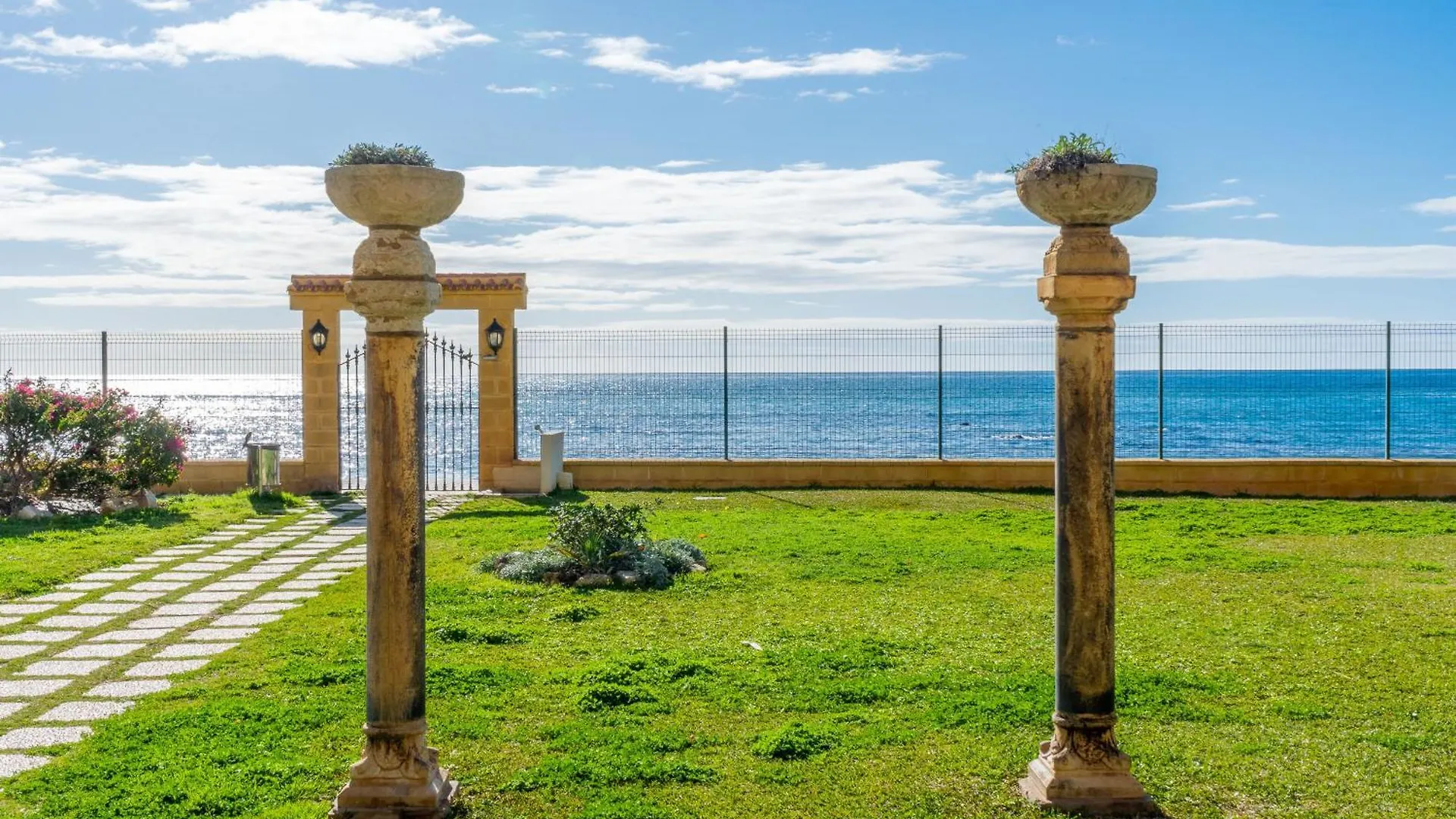 Apartment Casa Linda, Front The Beach La Lucera, Ribiera Del Sol Wifi, Ac, Private Parking, Petfriendly Sitio de Calahonda