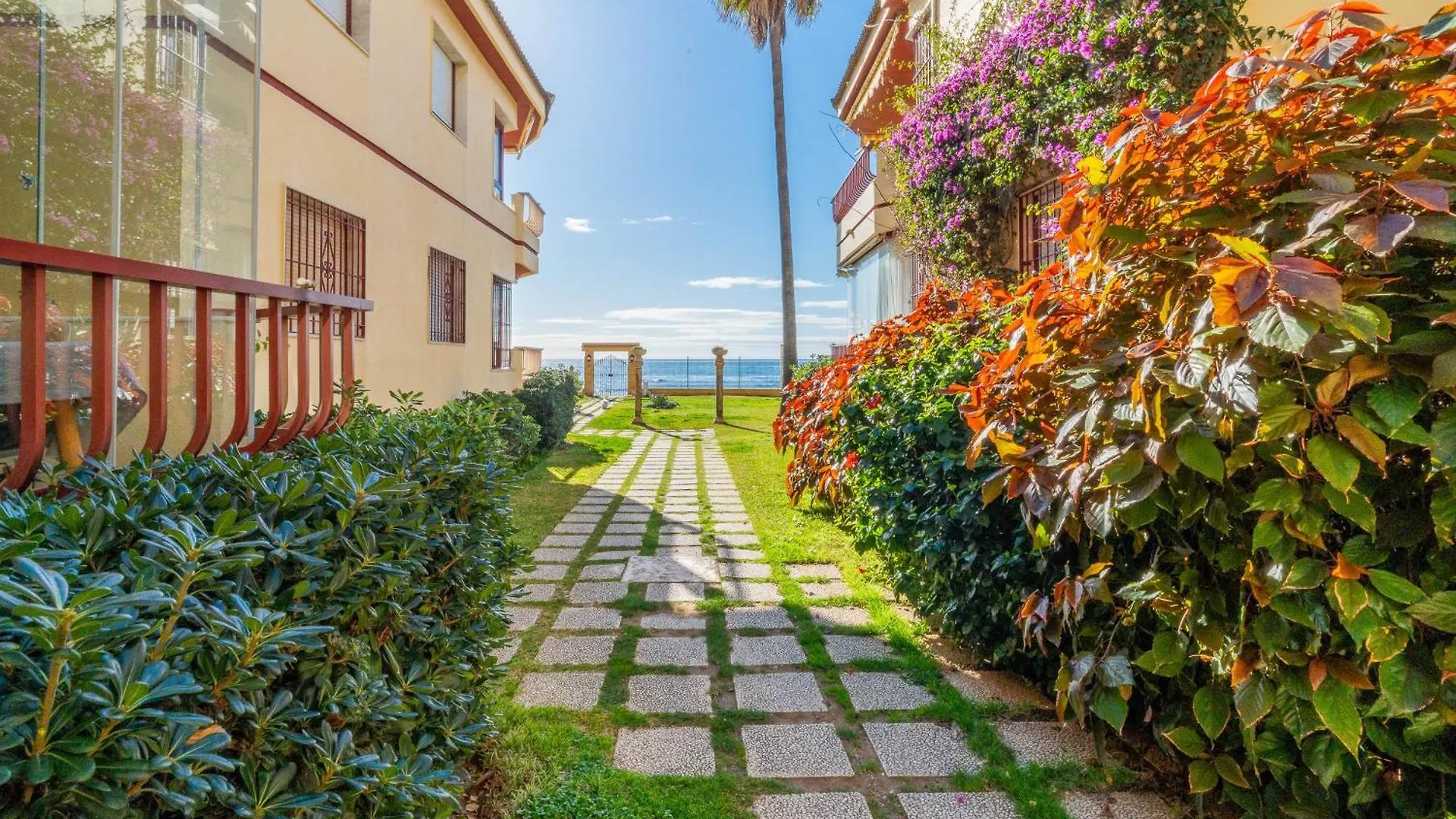 Casa Linda, Front The Beach La Lucera, Ribiera Del Sol Wifi, Ac, Private Parking, Petfriendly Sitio de Calahonda Apartment